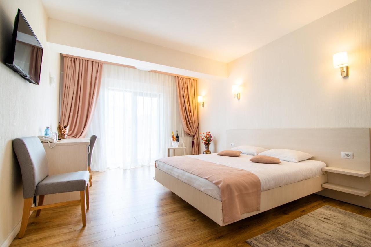 Hotel Bulevard Ramnicu Valcea Bagian luar foto