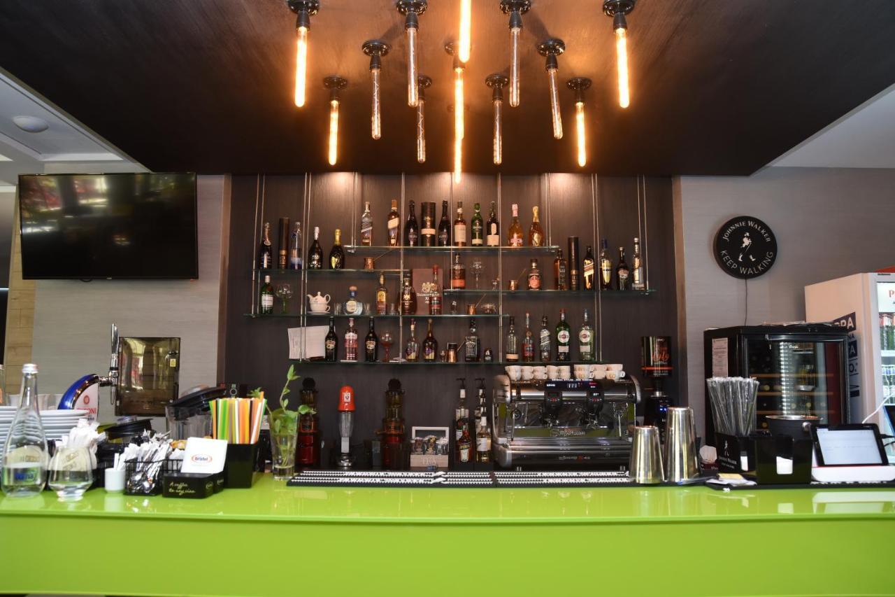 Hotel Bulevard Ramnicu Valcea Bagian luar foto